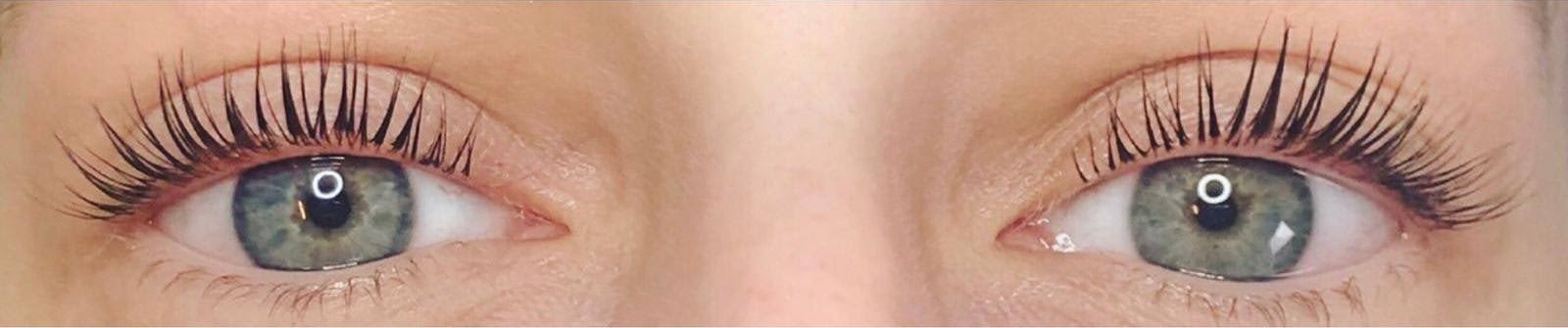 Twee ogen met gelifte wimpers na een lash volume lift