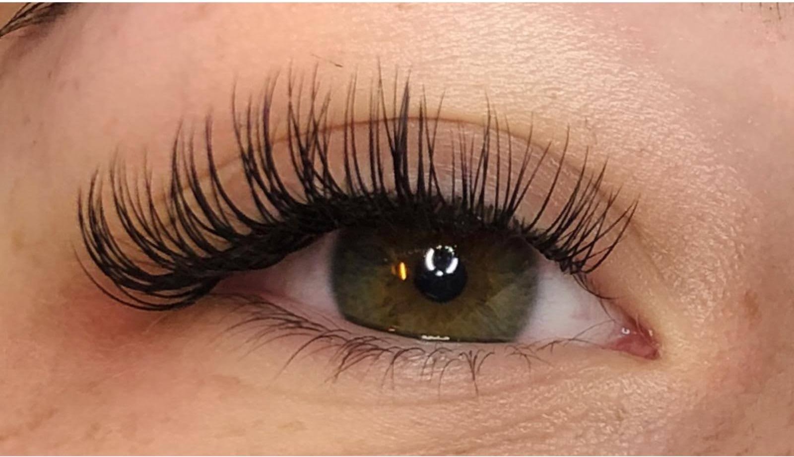 Close-up van een oog met wimperextensions, gezet in Sannes Salon